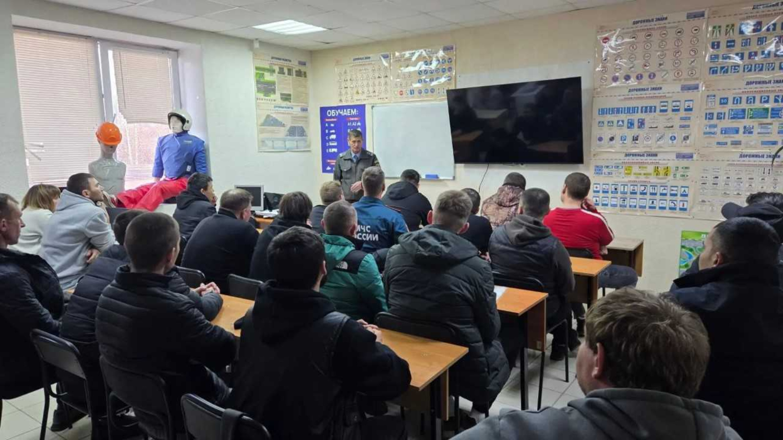 Курсанты проходят государственные экзамены на право управления самоходной техникой в Елабуге.